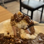 ミートハウス おにくやさん - 和牛ステーキのせカレー