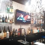 RireVie - 店内に入るとすぐに目を引くシャンデリア