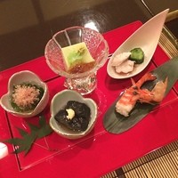 石焼料理 木春堂 - 前菜: ツルムラサキ、枝豆豆腐、はもときゅうり、車海老のお寿司、ヒスイ茄子