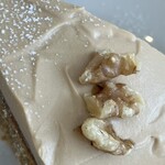 喫茶tton - 綺麗な宝石ウォルナッツ、サックサクでおいしい！粉砂糖が雪の結晶みたい