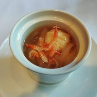 個室中華 頤和園 溜池山王店 - フカヒレ入り 新玉ねぎと手まり湯葉のスープ 桜えびを添えて 