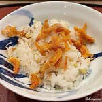 御料理 寺沢 - 喜知次と毛蟹の炊込みごはんに桜海老の素揚げトッピング