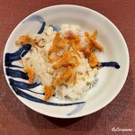 御料理 寺沢 - 喜知次と毛蟹の炊込みごはんに桜海老の素揚げトッピング