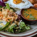 Greenpoint by Bedford Cafe - サラダ・レッドカレー♪