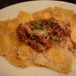 トラットリア エ ピッツェリア アミーチ - お肉、野菜、お米を詰めたラビオリ・きのこのラグー