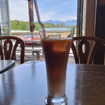 カフェアンドレストランアッタカ - アイスカフェオレ。天気よいい日はテラスに続くガラス戸を開け放すので、店内でも最高に気分がいい♪