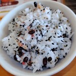 とんかつ玉藤 南郷店 - 豚そぼろと紅生姜の五穀ごはん