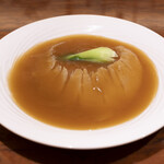 中国飯店 麗晶 - 熟練の技が光る、シェフが丁寧に仕上げた極上の一品        「フカヒレの姿煮込み」