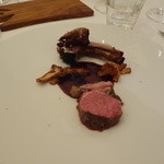 クッチーナ イタリアーナ ガッルーラ - ニュージーランド産仔羊の炭焼き、北海道産ハスカップのサルサとフランス産天然アンズ茸「ジロール」と
      
       