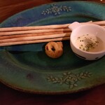 石窯イタリア居酒屋ポーネ 淀屋橋･本町 - お通しのグリッシーニ