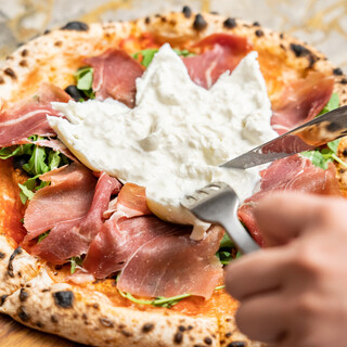 石窯の熱が生む、香ばしさとモチモチ感。