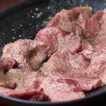 勢太 - 人気No.1の塩タン。厚切りです。