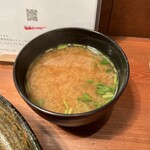 酒肴 新屋敷 - 白舞茸入りの味噌汁。味噌汁もいつも最高にうんまい。