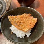 酒肴 新屋敷 - おかわりしたご飯の上にアジフライを乗せて食べる〆。食べ終わりたくなかった