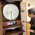 カフェ ジャルダン - 130年前のドイツ製オルゴール、ネジでまわして。