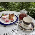 カフェ ジャルダン - アップルケーキ、ボットの中には　ローズの花びら