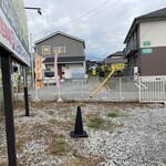 名物 秩父そば　立花 - 普通車駐車場(黒コーン)からお店(正面真ん中奥)