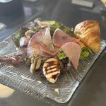 299927744 - サラダ・前菜盛り合わせ・クロワッサン