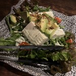 魚酔 - アボガドと豆腐のグリーンサラダ