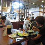 丸亀製麺 - カウンターとテーブル席