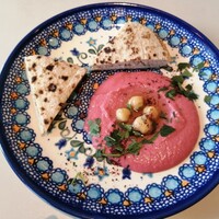 Trattoria Tabule - ピタブレット、ビーツとひよこ豆のディップス