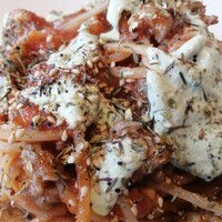 Trattoria Tabule - サルシッチャとバジルヨーグルトのトマトソース　カルダモンザータル