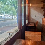 ルアナカフェ - 窓際の席から