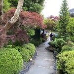 八王子うかい亭 - 敷地がめちゃ広くて、入口の門扉から建物まで
      紅葉やツツジに囲まれた石畳が続きます。
