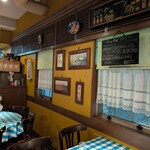 赤いどうくつ - 店内