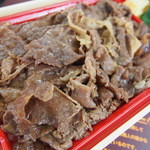 Kakiyasu Dining - 店頭で老舗の技で炊き上げる松坂牛。甘辛さの中に、しっかりと牛の旨味を感じます。