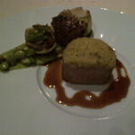 ラ・ベ - カジ・ド・ヴォー　グリーンオリーヴのグラティネ
      バラ肉コンフィ　グリーンピースのピュレ　酸味のきいたオニオン　ジロル茸と共に