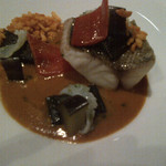 ラ・ベ - 天然イサキ　タイムバター風味　イカとナスのラヴィオリ　バジル風味　スパイスの香るソース