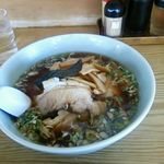 ラーメン大勝 - チャーシューメン。まだスープの下にチャーシューが隠れています。