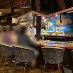 八王子うかい亭 - 2階席は1階席とはまるで違う巨大空間に圧倒(｡☉∆☉)
      真ん中にはドーンと巨大な半円状の鉄板カウンター！
      その周りにはボックス席がたくさんあり、
      皆さんがデザートを楽しんでいます。