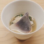 鮨しゅんじ - 北寄貝の梅浸し、ルッコラ、ゼンマイ