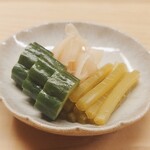 鮨しゅんじ - 箸休め:新生姜のガリ/ぬか漬け/蕗