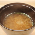 鮨しゅんじ - かつお節の一番出汁の赤出汁