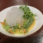 LOGICA - ほうれん草、リコッタチーズ、卵に少量の小麦粉を加えて作るニョッキのようなパスタ。
      トップはトマトと海老のお出汁を泡状に、生海苔、セージ、桜海老、グリーンピースを加えて