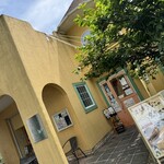 セ・ラ・セゾン! 相模原本店 - 入口。店頭から少し離れたところに駐車場があります。