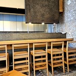 AT THE 21 - カウンターの奥に鉄板があってシェフがじゅうじゅう焼いて下さっております