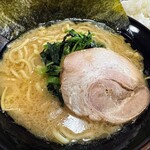 壱角家 - 料理写真:家系ラーメン  醤油 880円