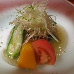 青山きいろ - ［夜コース］冷菜は炙りかますとホタテに土佐酢ジュレ。さっぱりとした土佐酢が夏らしい。