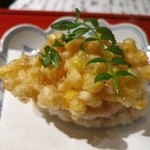 青山きいろ - ［夜コース］温菜は穴子とトウモロコシの天ぷら。衣は薄めで素材の味がしっかり楽しめます。トウモロコシ甘い！