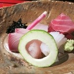 青山きいろ - ［夜コース］造りはかんぱち、スズキ、アオリイカ、本マグロ。塩と醤油とポン酢で。