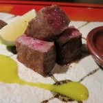 青山きいろ - ［夜コース］中皿は和牛ミスジのステーキをグリーンマスタードとステーキソースで。サシのたっぷり入ったミスジが美味しい！