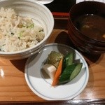 青山きいろ - ［夜コース］取り分けた土鍋ご飯をお漬物とお味噌汁でいただきます。