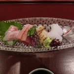 割烹 恵比寿 - ＜初回・８月＞お造り盛り合わせ。和歌山産の本わさびを直前にすり下ろして添えて下さいます。平目、ヨコワ、ホタテ貝柱、赤イカ、いわし。超～～美味しいです！