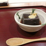 割烹 恵比寿 - ＜初回・８月＞先付けの胡麻豆腐。辛子、割醤油、金箔と共に。