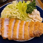 とんかつ 旭軒 - 久しぶりに再訪。今日は火が入り気味でしたが、相変わらず柔らかくて美味しかったです