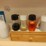 塩ラーメン仁屋 - 卓上